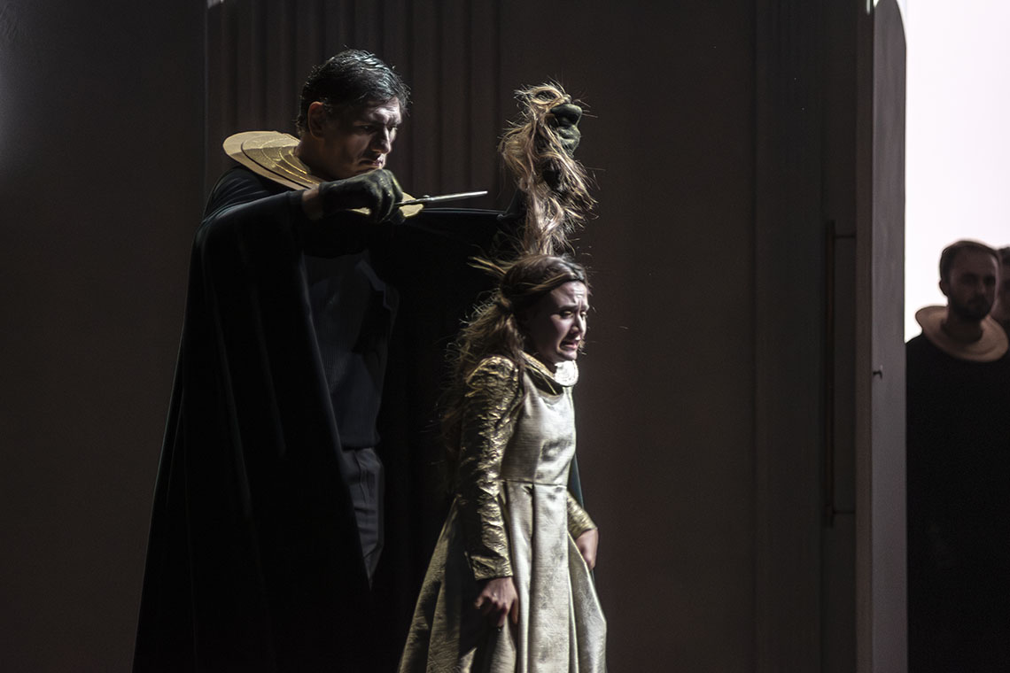 opera il rigoletto del regista roberto catalano al Teatro Municipale, Piacenza nel 2025